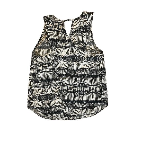 2b Bebe Black White Geometric Print Sleeveless Blouse Size M 100% Polyester - Picture 2 of 3